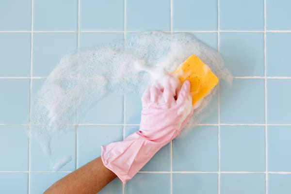 Descubra como tirar gordura do azulejo com facilidade