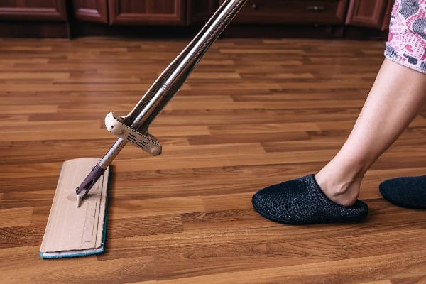 Veja como limpar piso laminado e mantenha o brilho por mais tempo