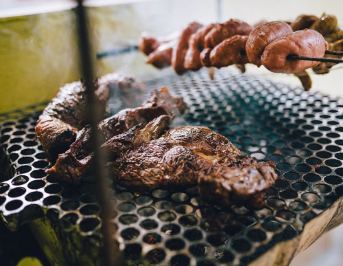 Carne e linguiça na grelha.