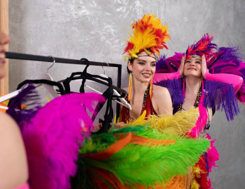 O que vender no Carnaval: guia prático para aproveitar a alta demanda 2 Duas mulheres com roupas de desfile de Carnaval.