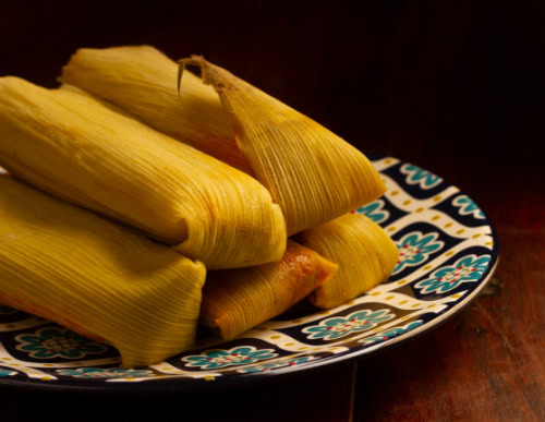 Conheça a culinária goiana e seus pratos típicos 2 Prato com pamonhas enroladas na palha de milho.