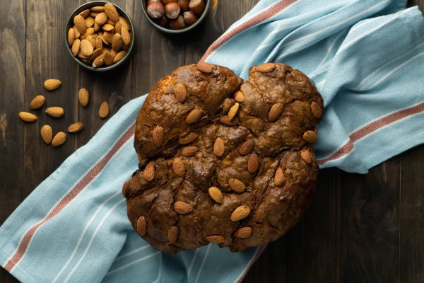 Receita de colomba pascal: ingredientes e passo a passo para seguir 13 Colomba pascal sobre pano branco.