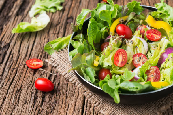 Salada fresca: saiba como fazer a sua para o dia a dia 12 Pote com salada fresca de folhas e tomate cereja.