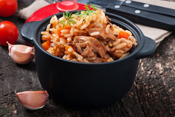 Conheça a culinária goiana e seus pratos típicos 9 Mini caldeirão com arroz de pequi.